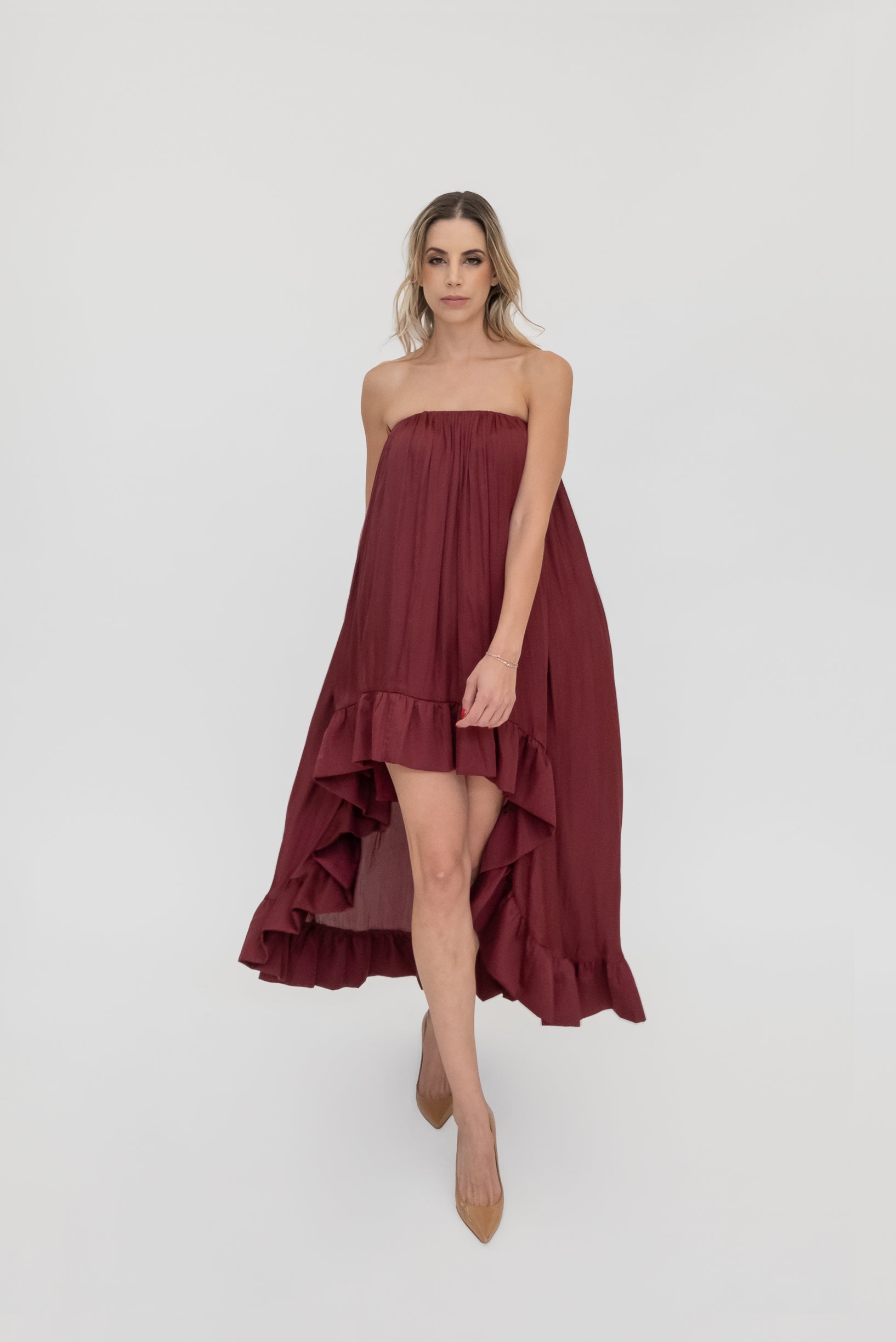 Vestido strapless high low satín tinto