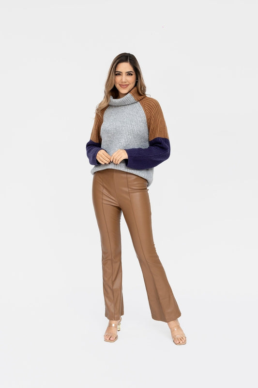 Pantalón flare faux leather camel