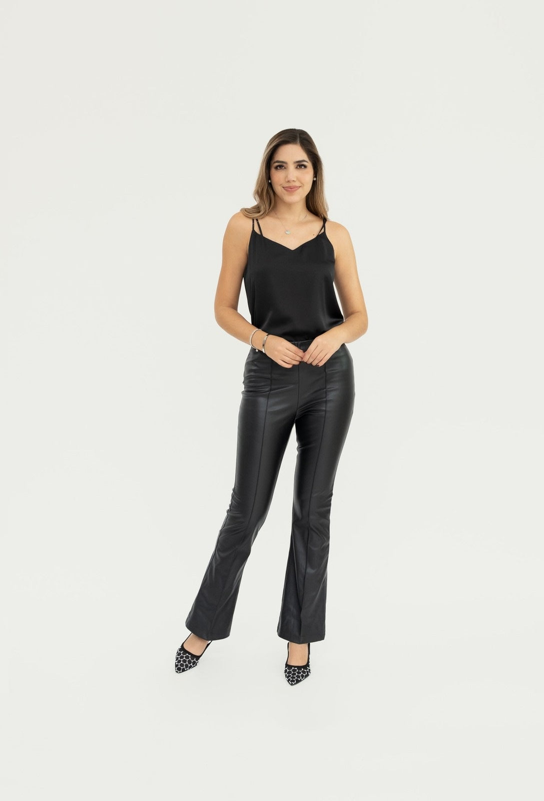 Pantalón flare faux leather negro