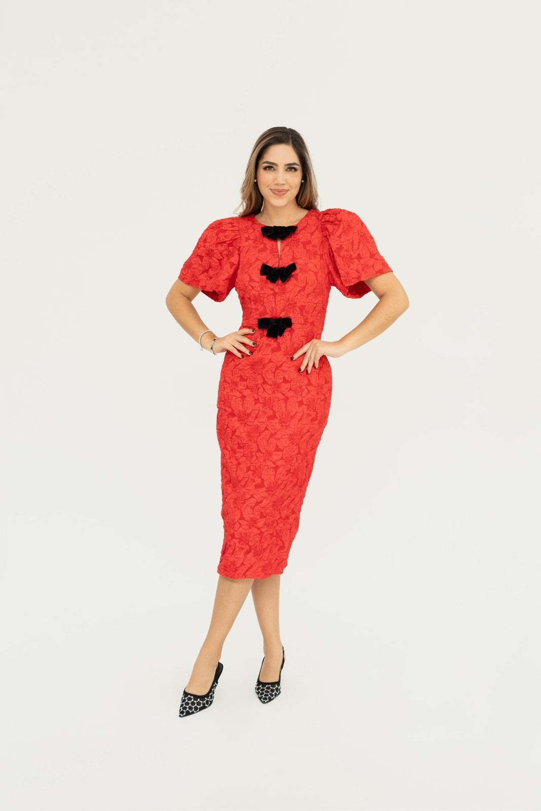 Vestido midi rojo detalle moños negros