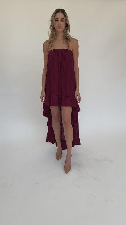 Vestido strapless high low satín tinto