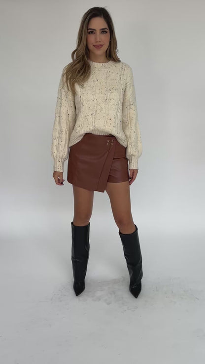 Sweater ivory con detalle hilo negro