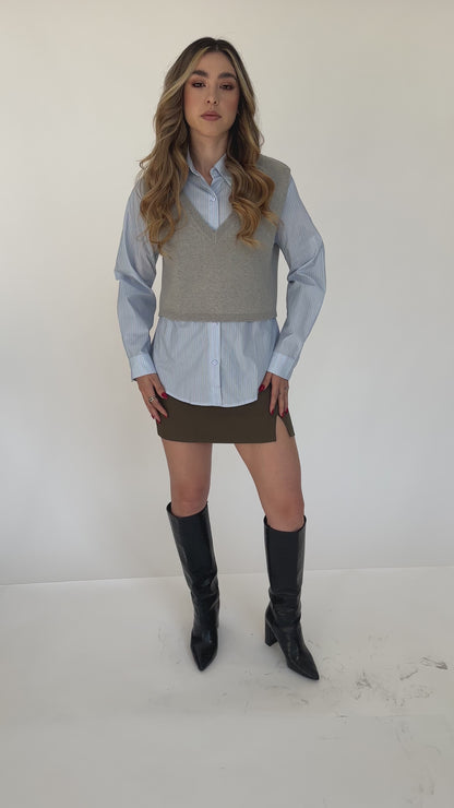 Blusa rayas con chaleco gris