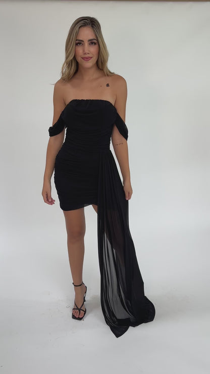 Vestido corto strapless cola